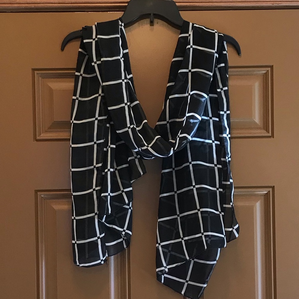 Black and white print scarf
